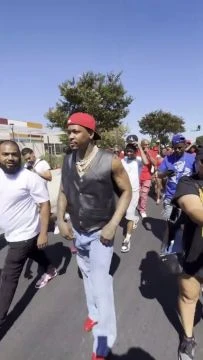 YG led a truce and peace walk in Compton yesterday, ending a ten-year rivalry between the Treetop Pirus and Fruit Town Pirus gangs